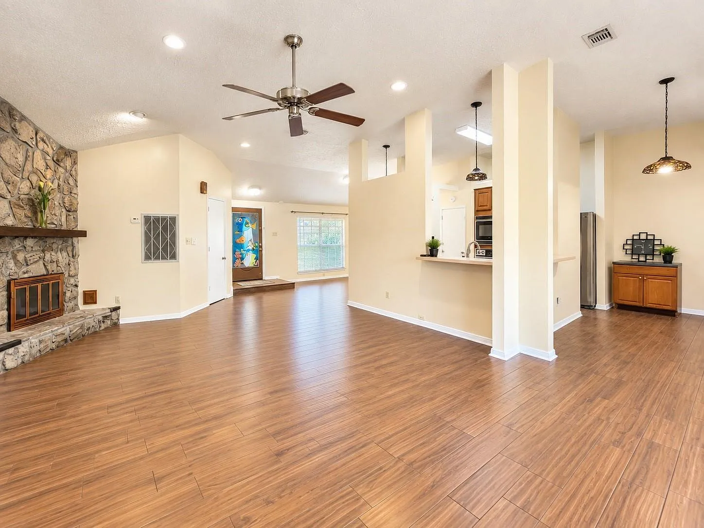 3 bed, 2.0 bath, 1617 sqft, $1,875 — Photo 2