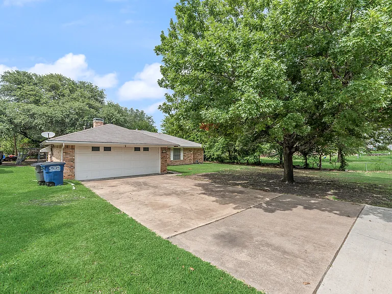 512 E Willow Ln — Photo 1
