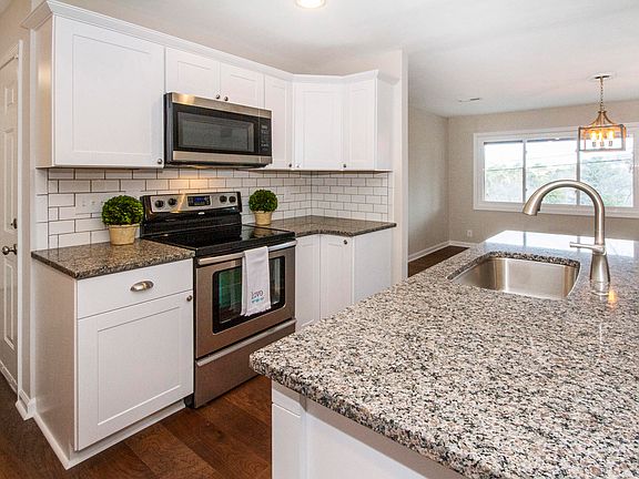5th image of 614 Crestwood Dr