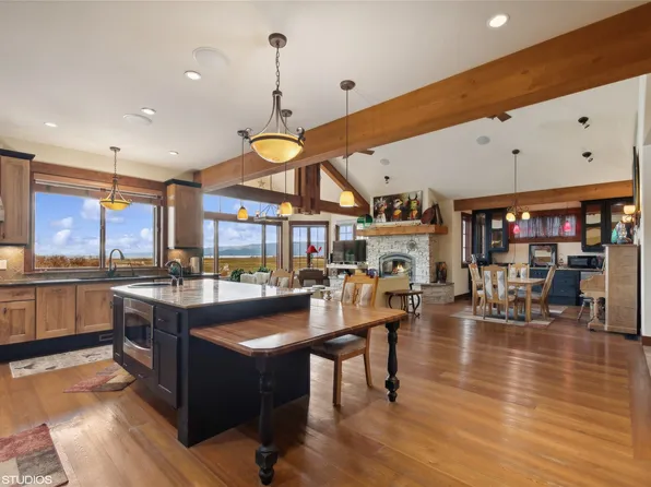 1187 Lake Pointe Dr, Bigfork, MT 59911
