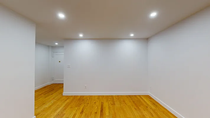Sold by Thomas Lipovetsky, LREB | media 6