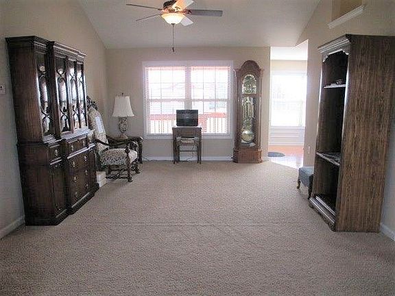 4th image of 224 Wilshire Way