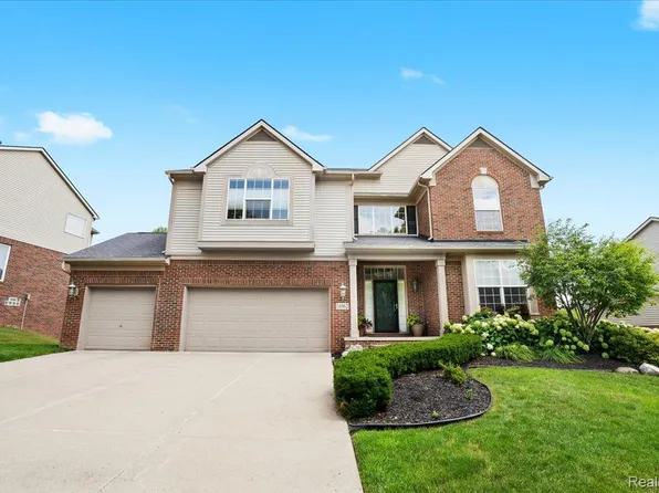 16962 Algonquin Dr, Northville, MI 48168