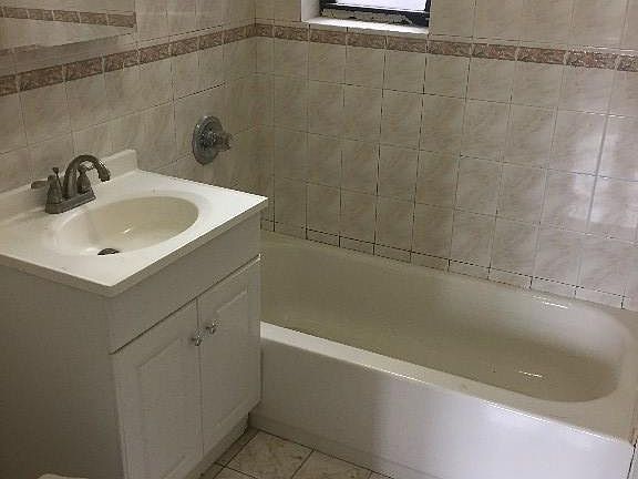 5th image of 848 E 28th St APT B10
