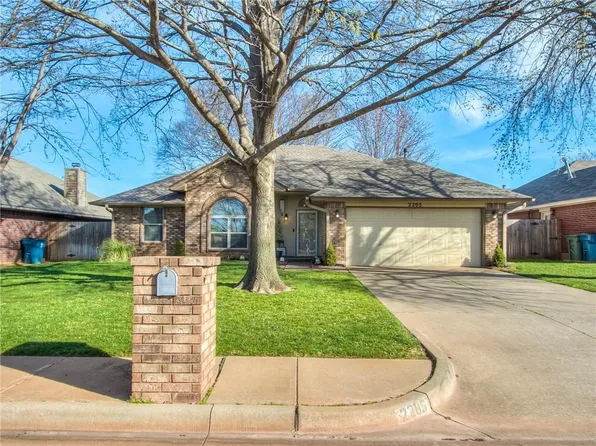 2205 Summer Hollow Ln, Edmond, OK 73013