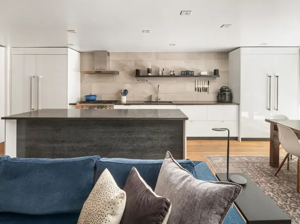 310 East 51st Street image 5 of 16