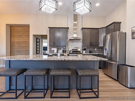 2nd image of 613 Cove Cir