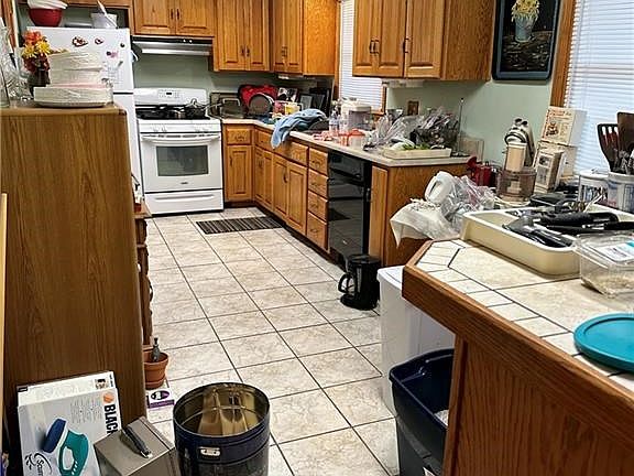 5th image of 423 W Country Ln
