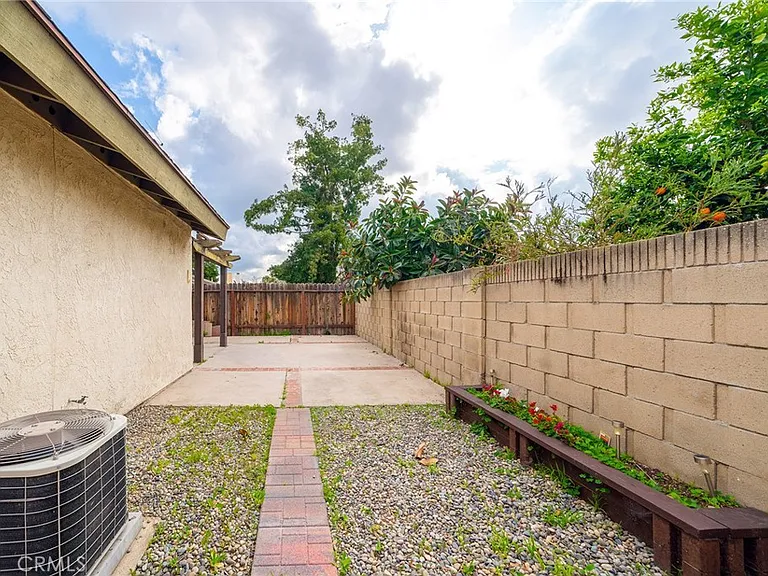 2106 E Wellington Ave — Photo 10