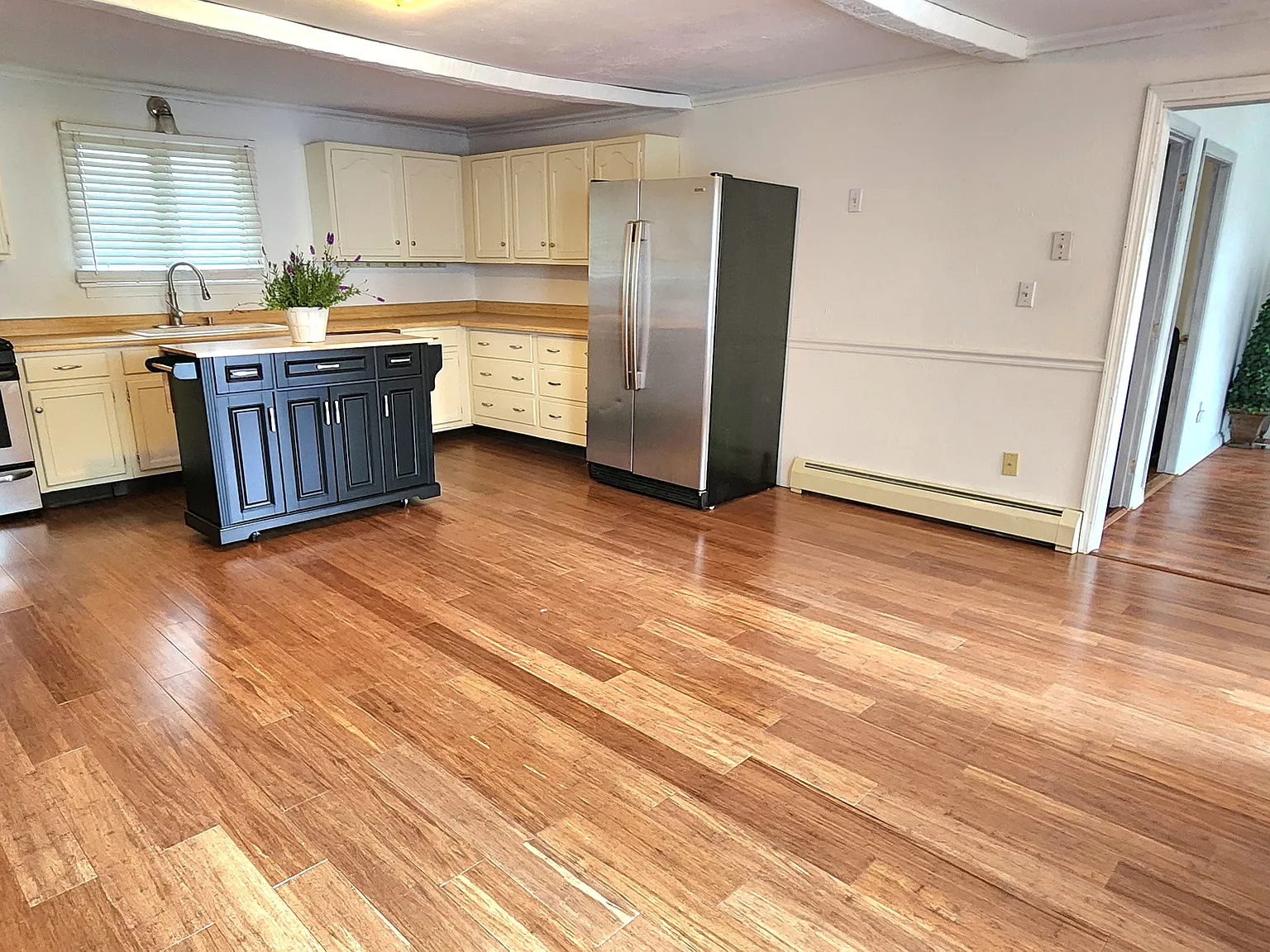 3 bed, 1372 sqft, $3,650 — Photo 2