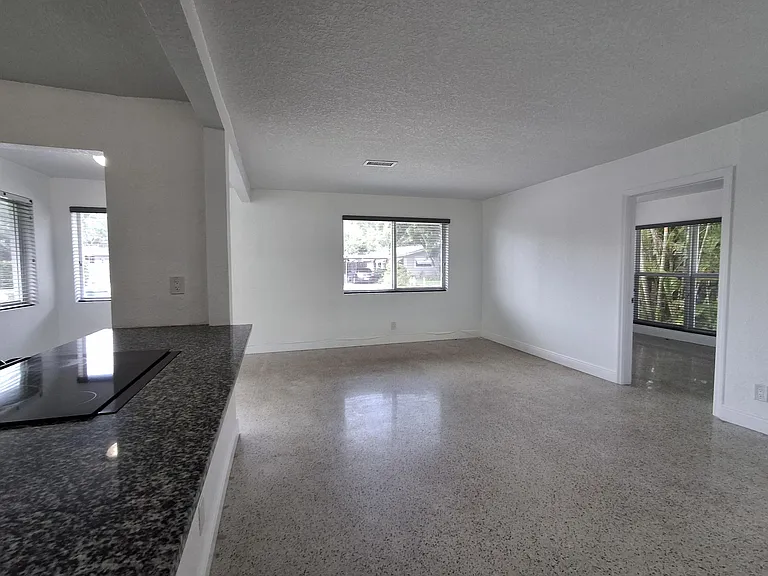 1624 NE 25th St #1624 — Photo 5