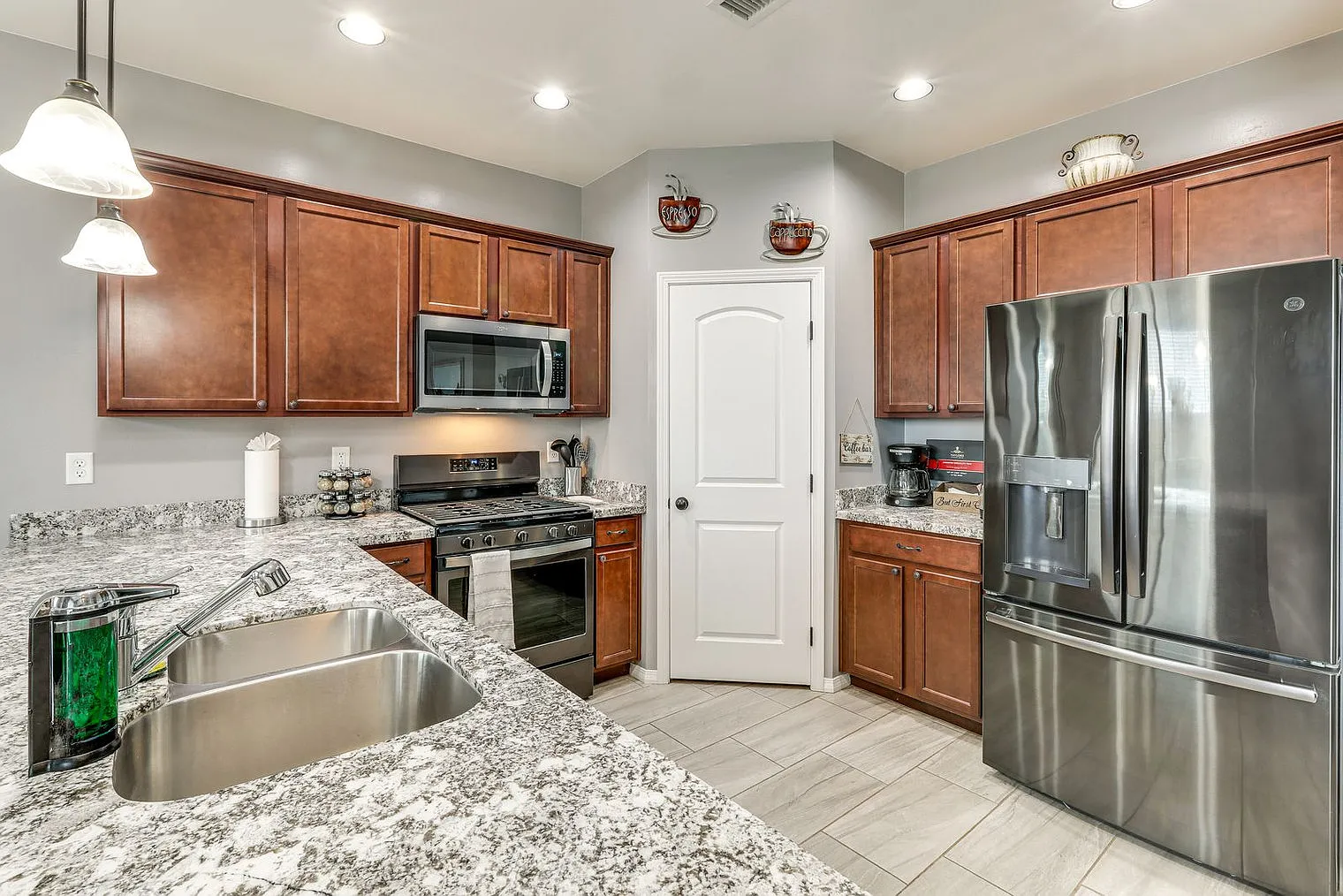 3 bed, 2.0 bath, 1550 sqft, $5,371 — Photo 4