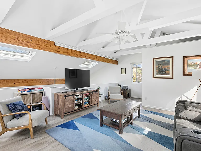 1 Peconic Ave — Photo 7