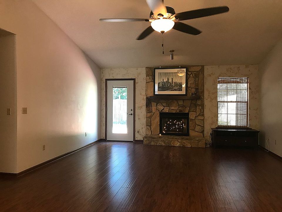Vaulted ceiling Living room