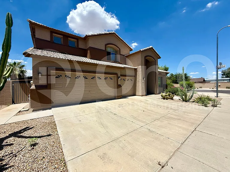 7310 S 26th Ln — Photo 3