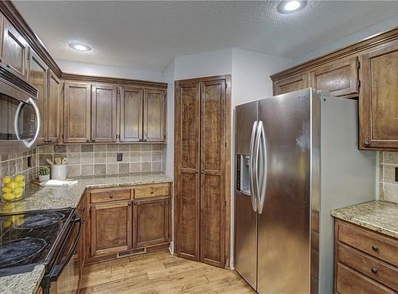 3rd image of 1001 SW Eagle Dr