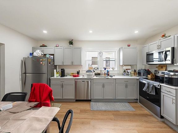 5th image of 528 Ferry St