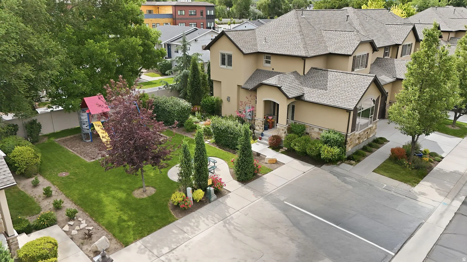 5 bed, 3000 sqft, $2,895 — Photo 2