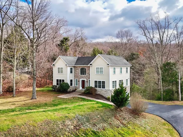 8 Belinsky Circle, Oxford, CT 06478