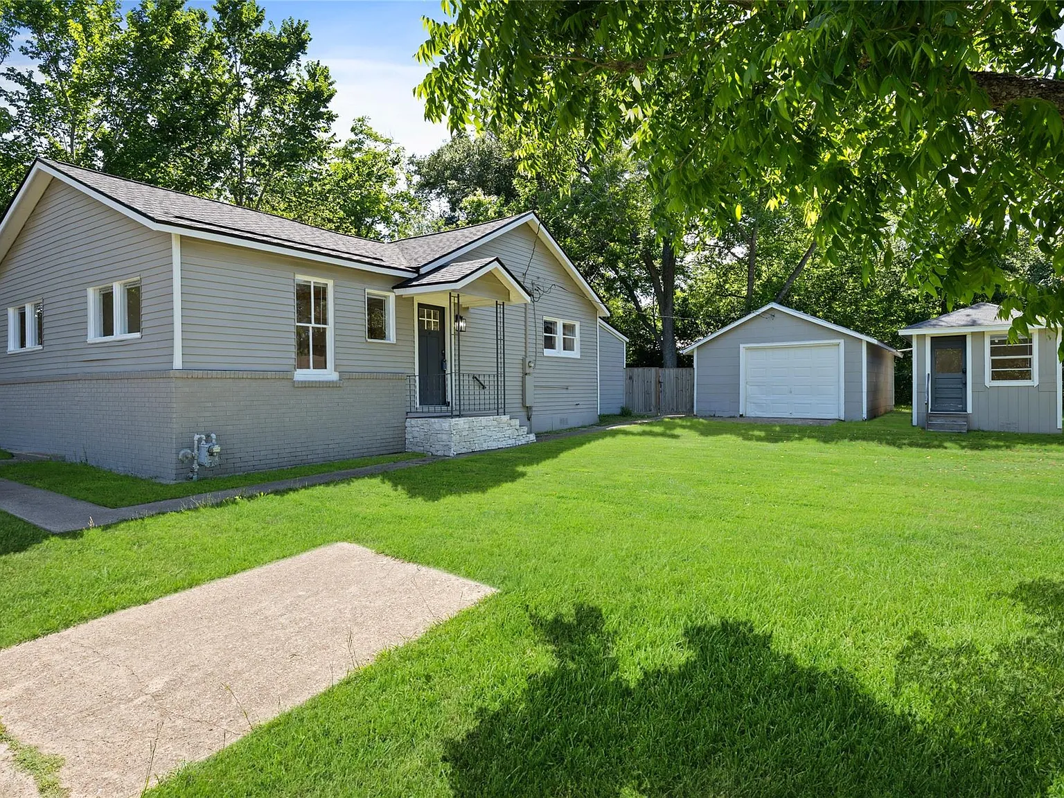 3 bed, 2.0 bath, 1066 sqft, $1,700 — Photo 2