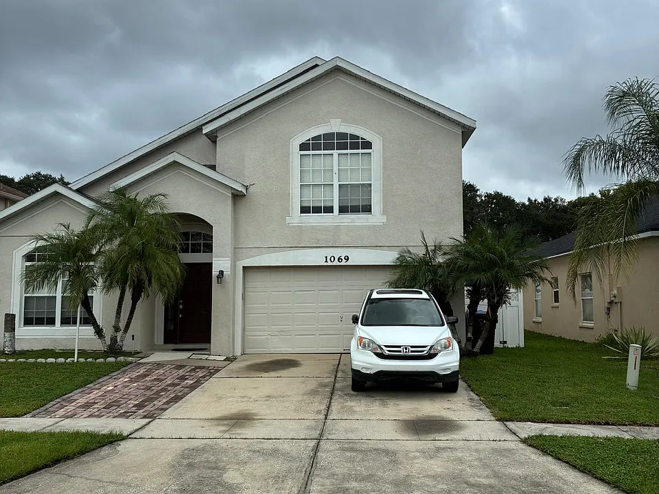 1069 Hacienda Cir