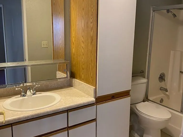 Russell Court Apartments — Photo 6