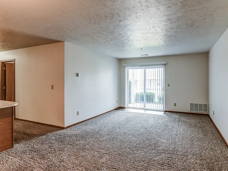 Thorn-Barry Apartments — Photo 10