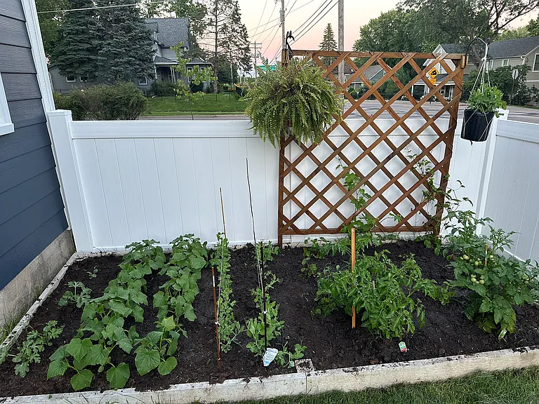 Raised garden bed