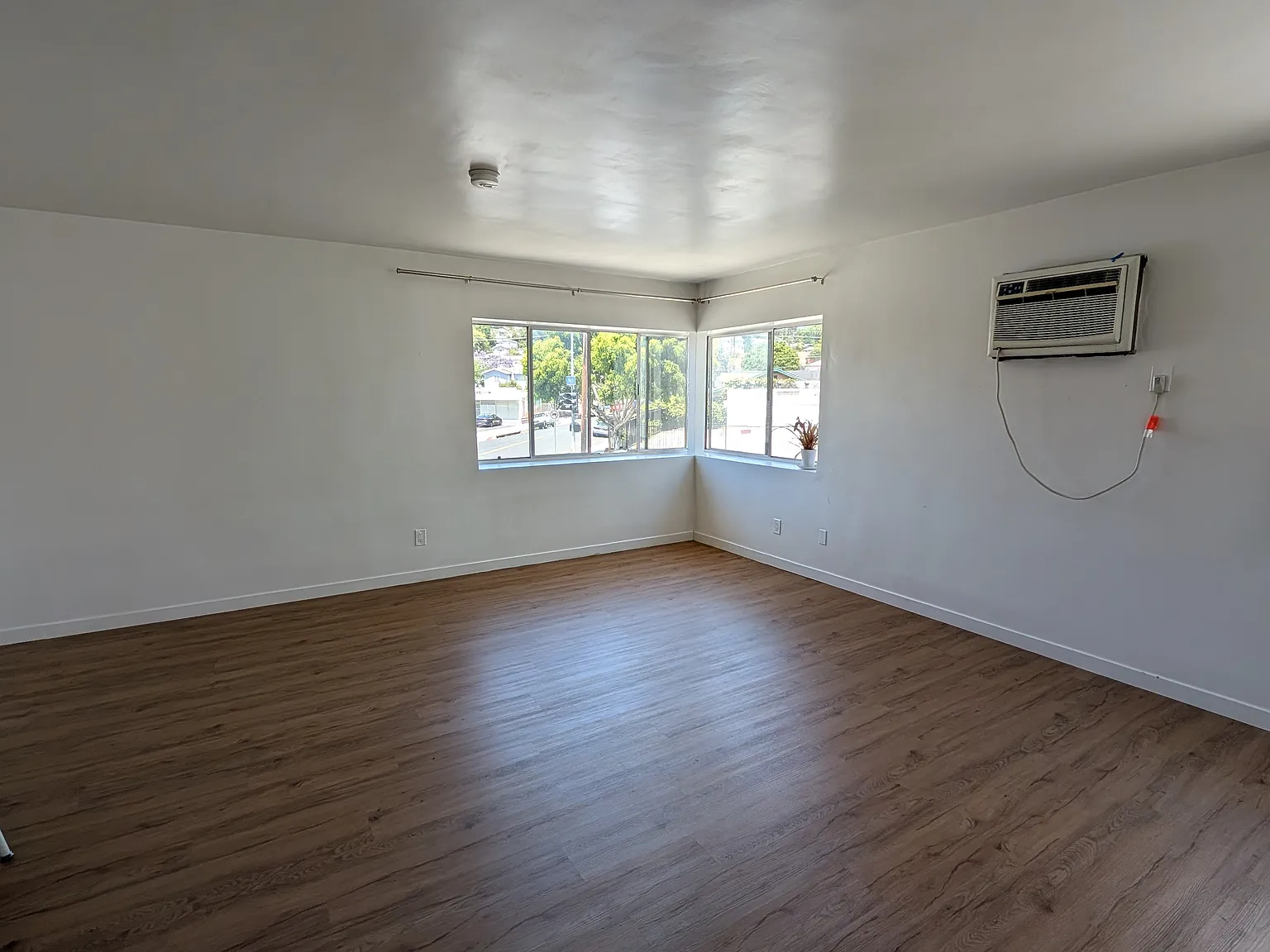 1 bed, 700 sqft, $2,100 — Photo 3