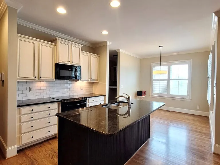 168 Blackwater Dr — Photo 5