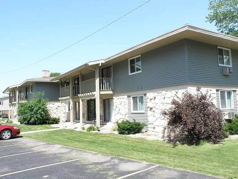2410 Wilson Ct — Photo 2