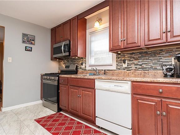 3rd image of 119 Gladstone Ave