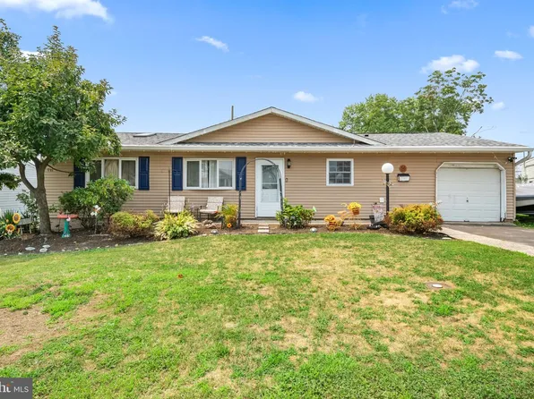 56 Gridiron Rd, Levittown, PA 19057
