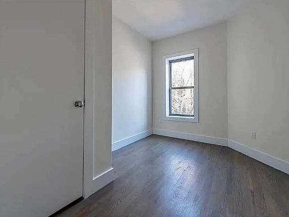 4th image of 364 Bainbridge St #8