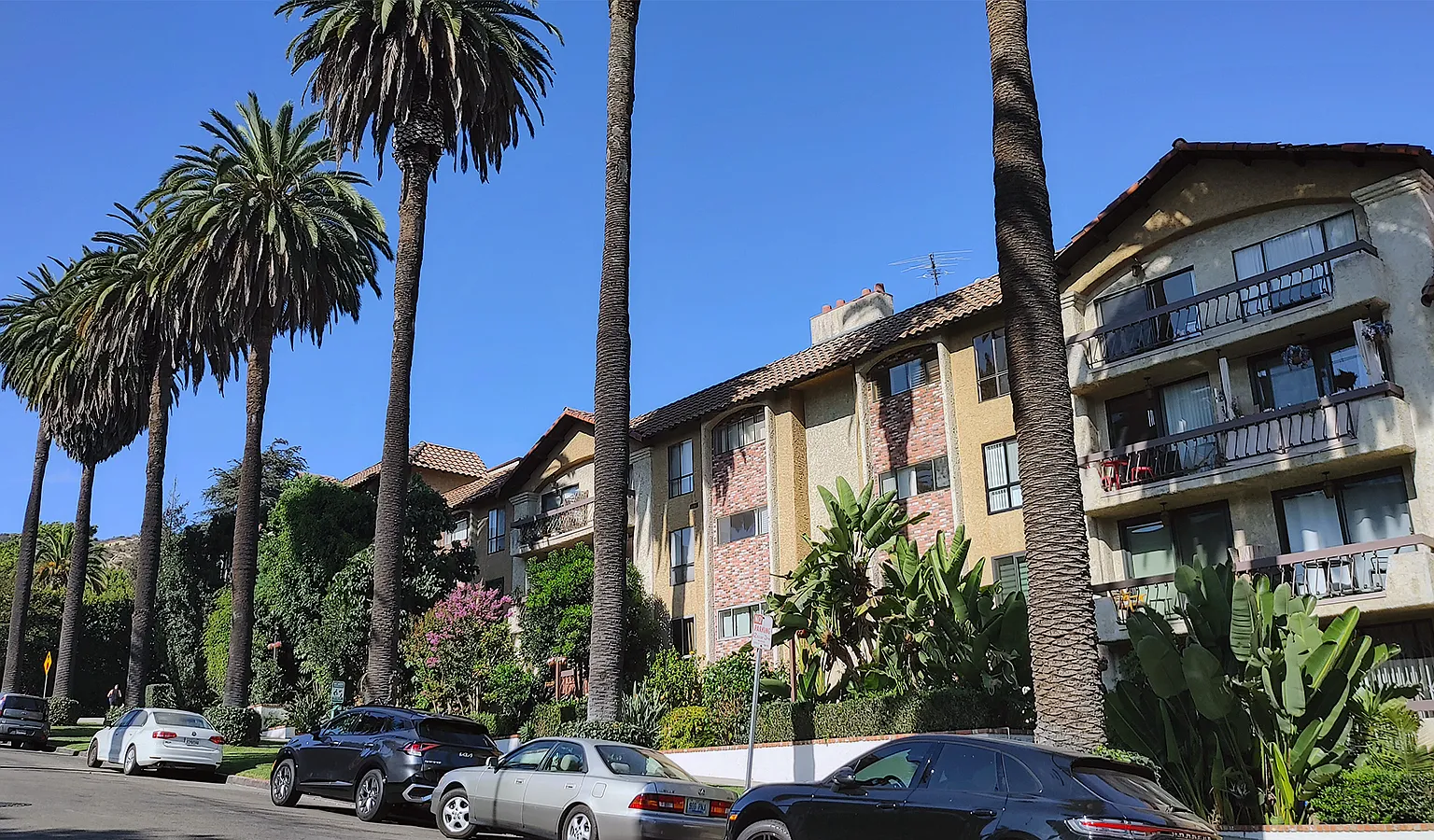 1 bed, 807 sqft, $2,300 — Photo 2