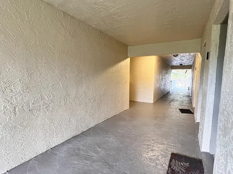 Lakeview Apartments - 5911 SW 41 St — Photo 18