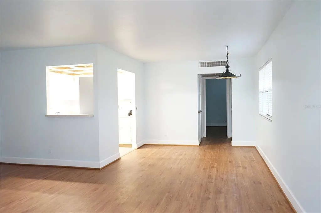 1 bed, 1.5 bath, 800 sqft, $1,300 — Photo 2