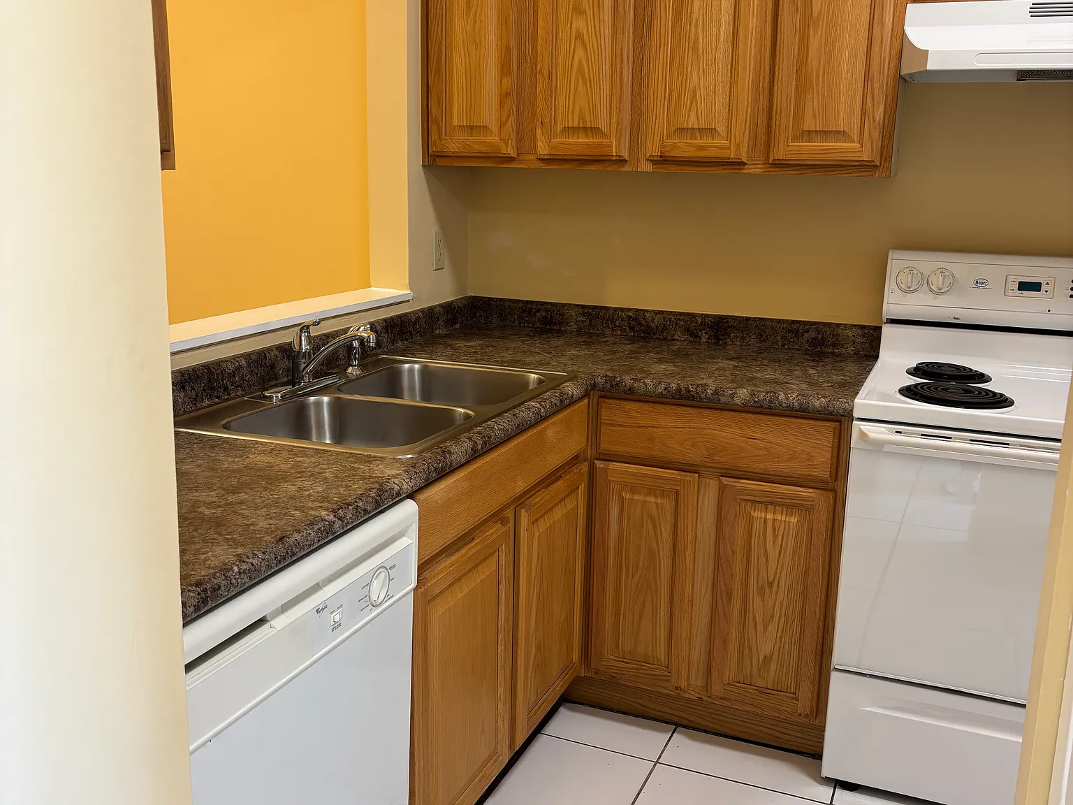 2 bed, 902 sqft, $1,650 — Photo 3