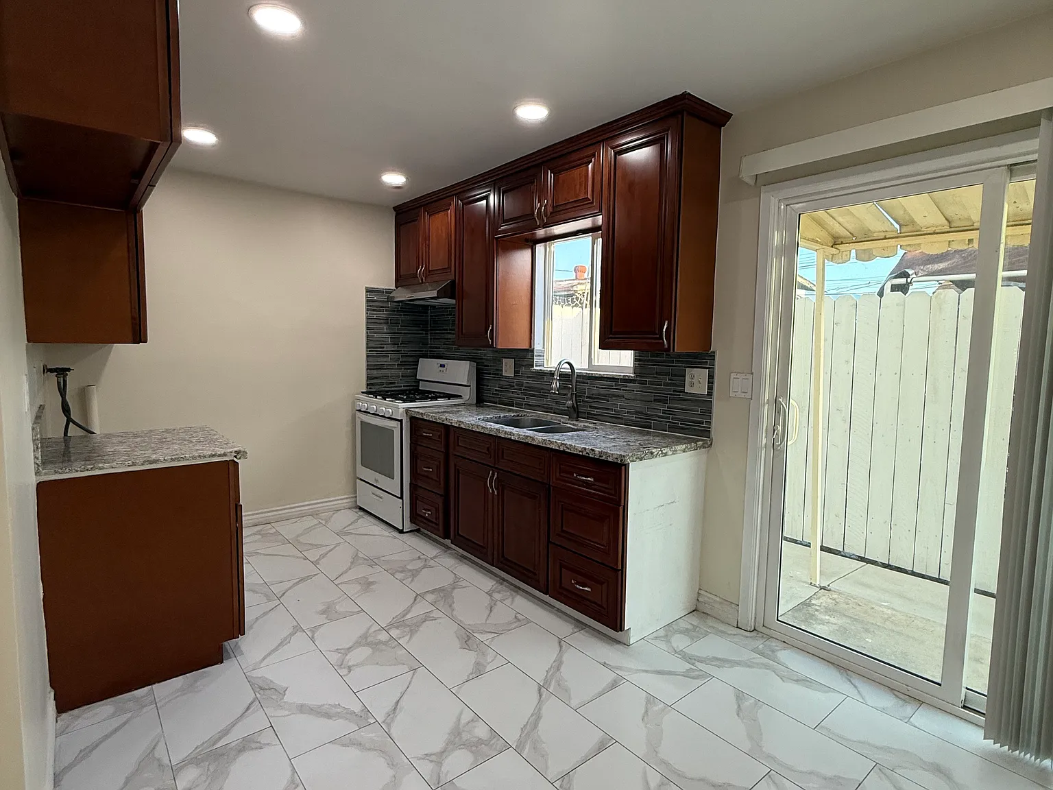2 bed, 1.5 bath, 960 sqft, $2,700 — Photo 3