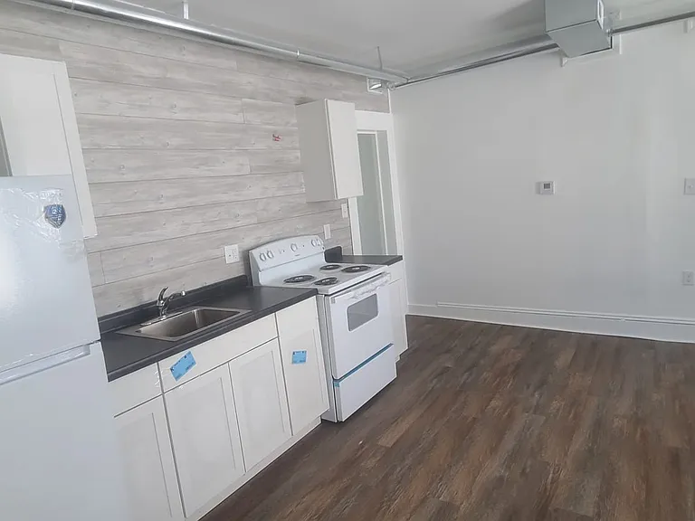 143 W 1st St #2 — Photo 12