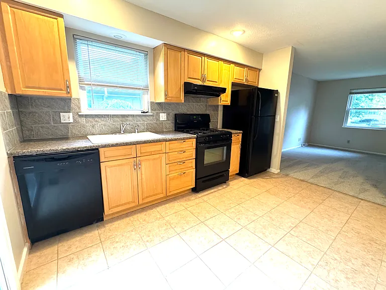 1414 E Haven Ln — Photo 3