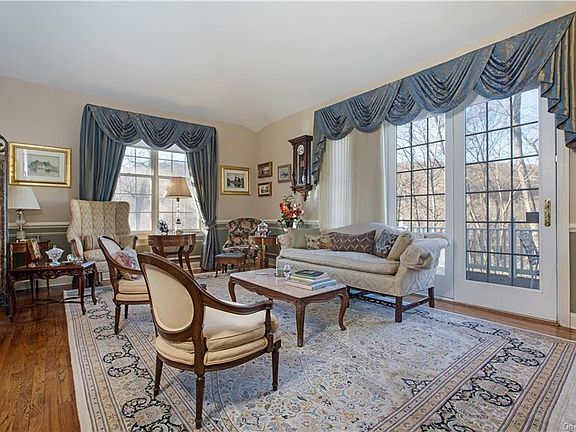 4th image of 8 Bethpage Ct