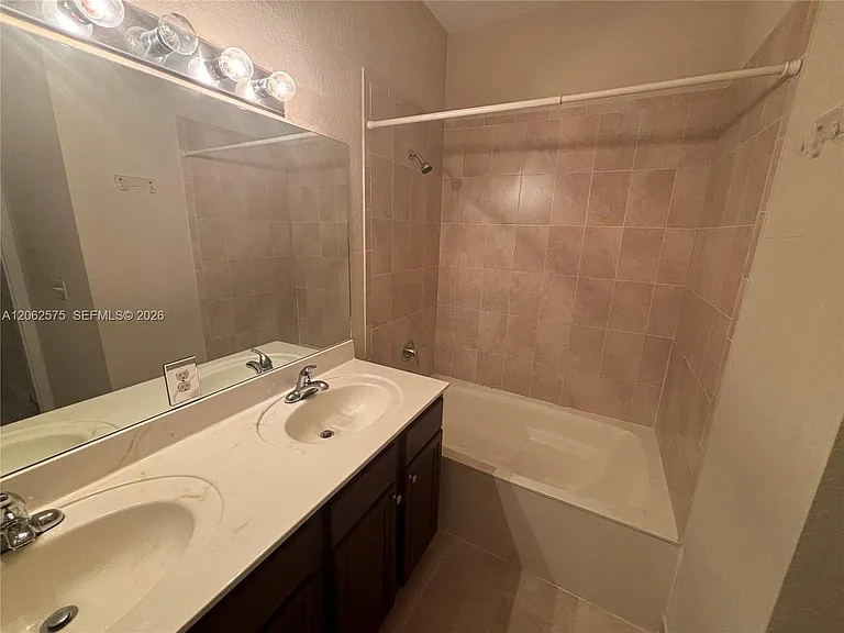 1015 NE 208th St — Photo 16