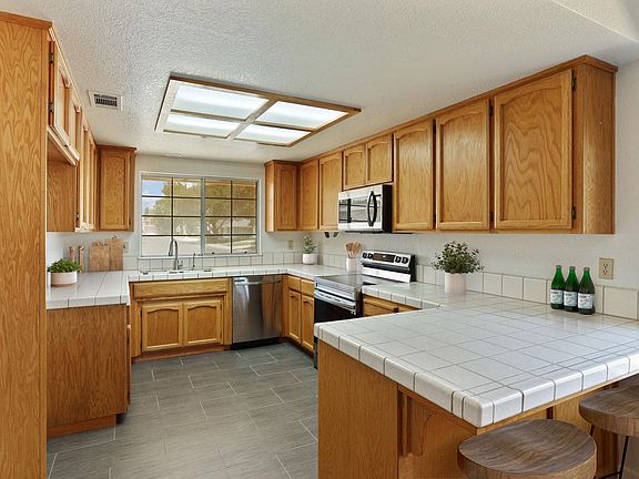 3rd image of 832 Plateau Way