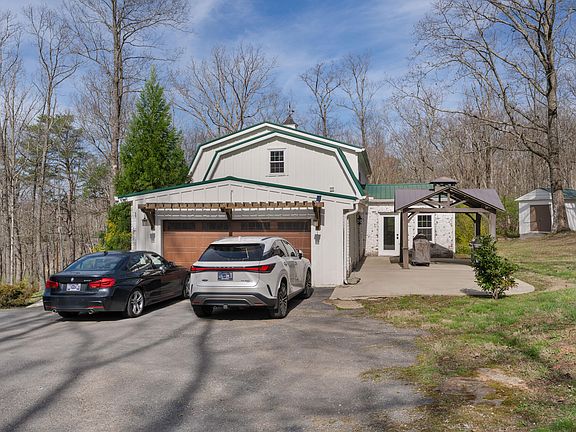 3rd image of 1022 River Bend Rd