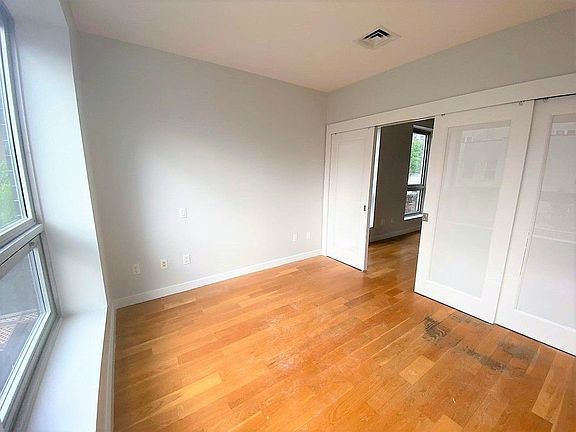 5th image of 25 Montrose Ave APT 403