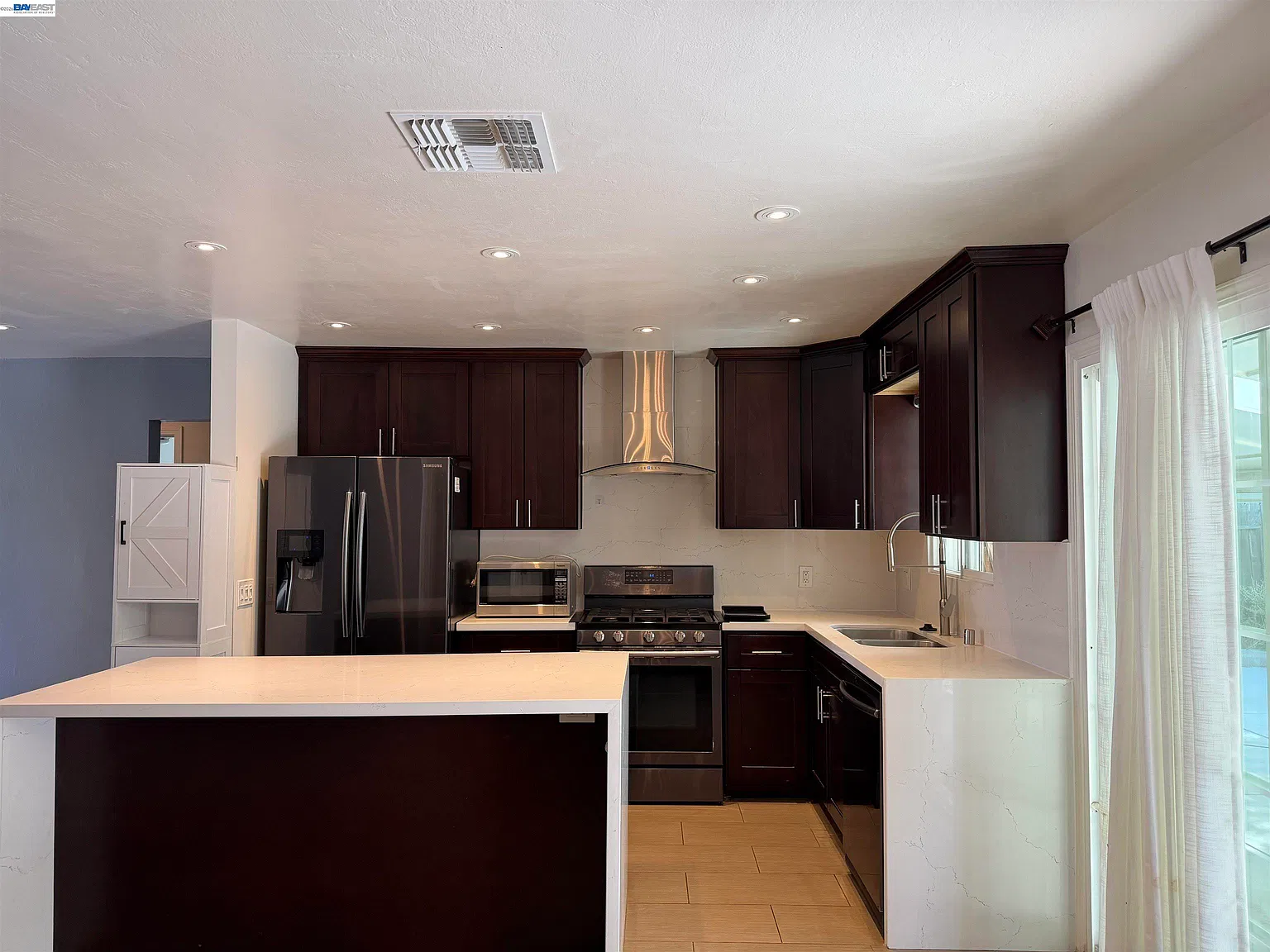 3 bed, 1156 sqft, $2,850 — Photo 3