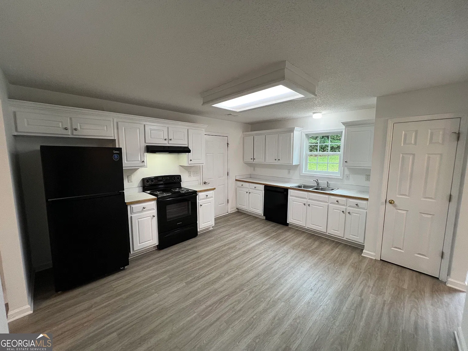 3 bed, 2.0 bath, 1446 sqft, $1,750 — Photo 2