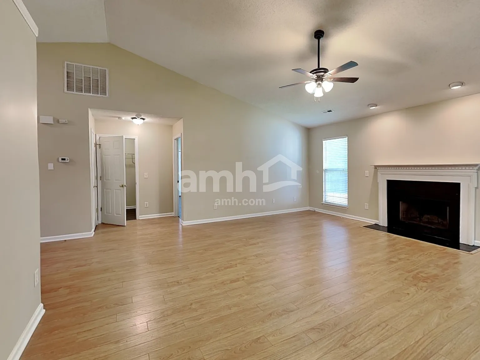 3 bed, 2.0 bath, 1619 sqft, $2,120 — Photo 4