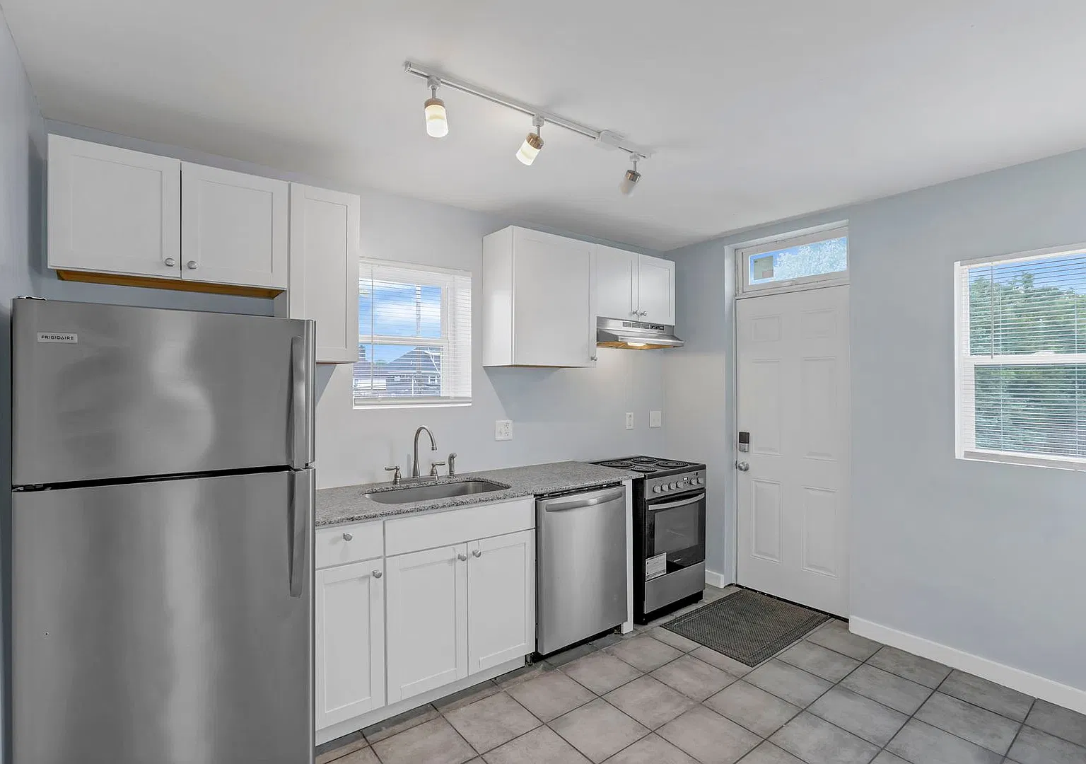 1104-1106 Oakwood Ave — Photo 1